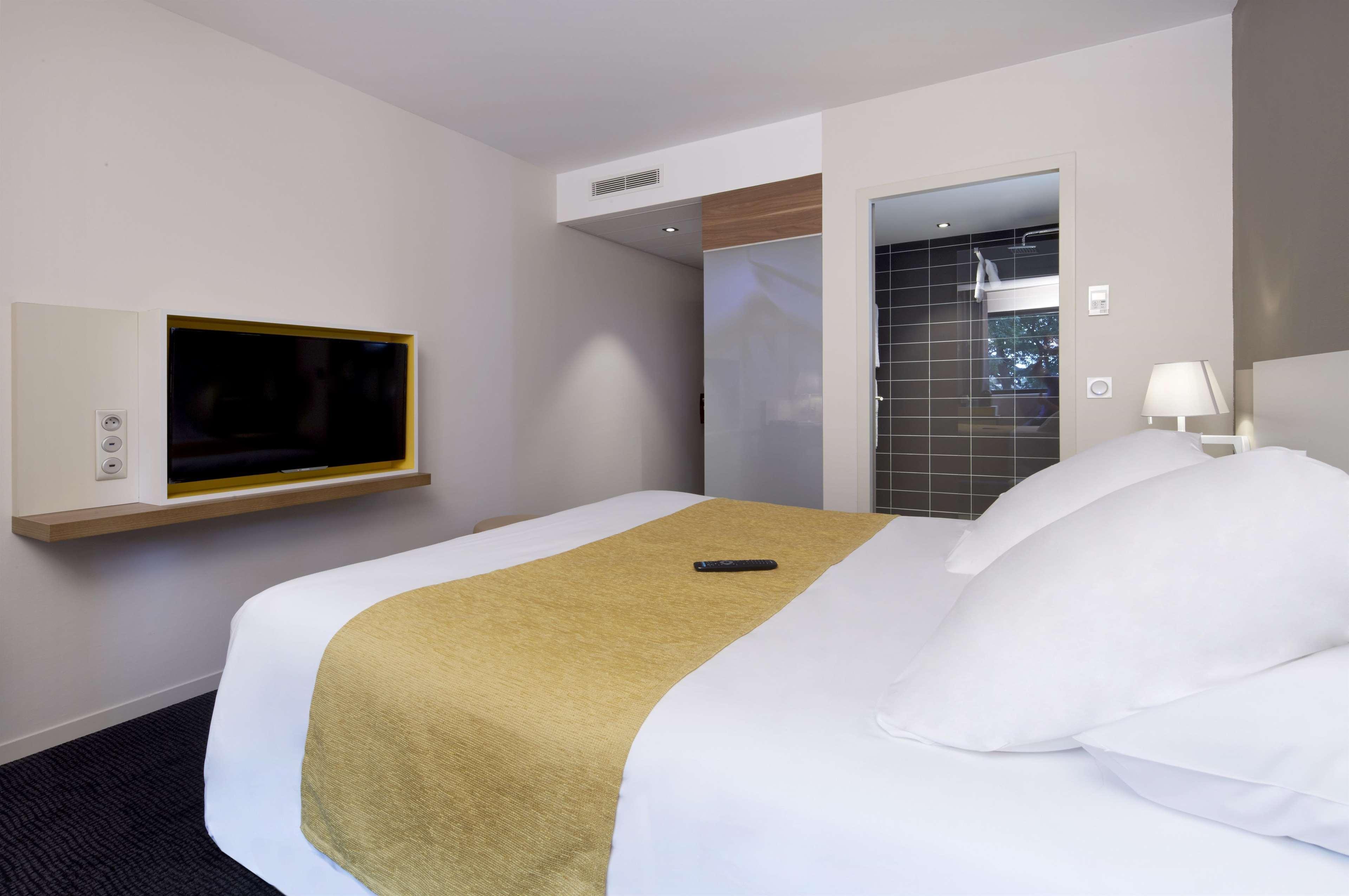 Kyriad Prestige Pau - Palais Des Sports Екстер'єр фото