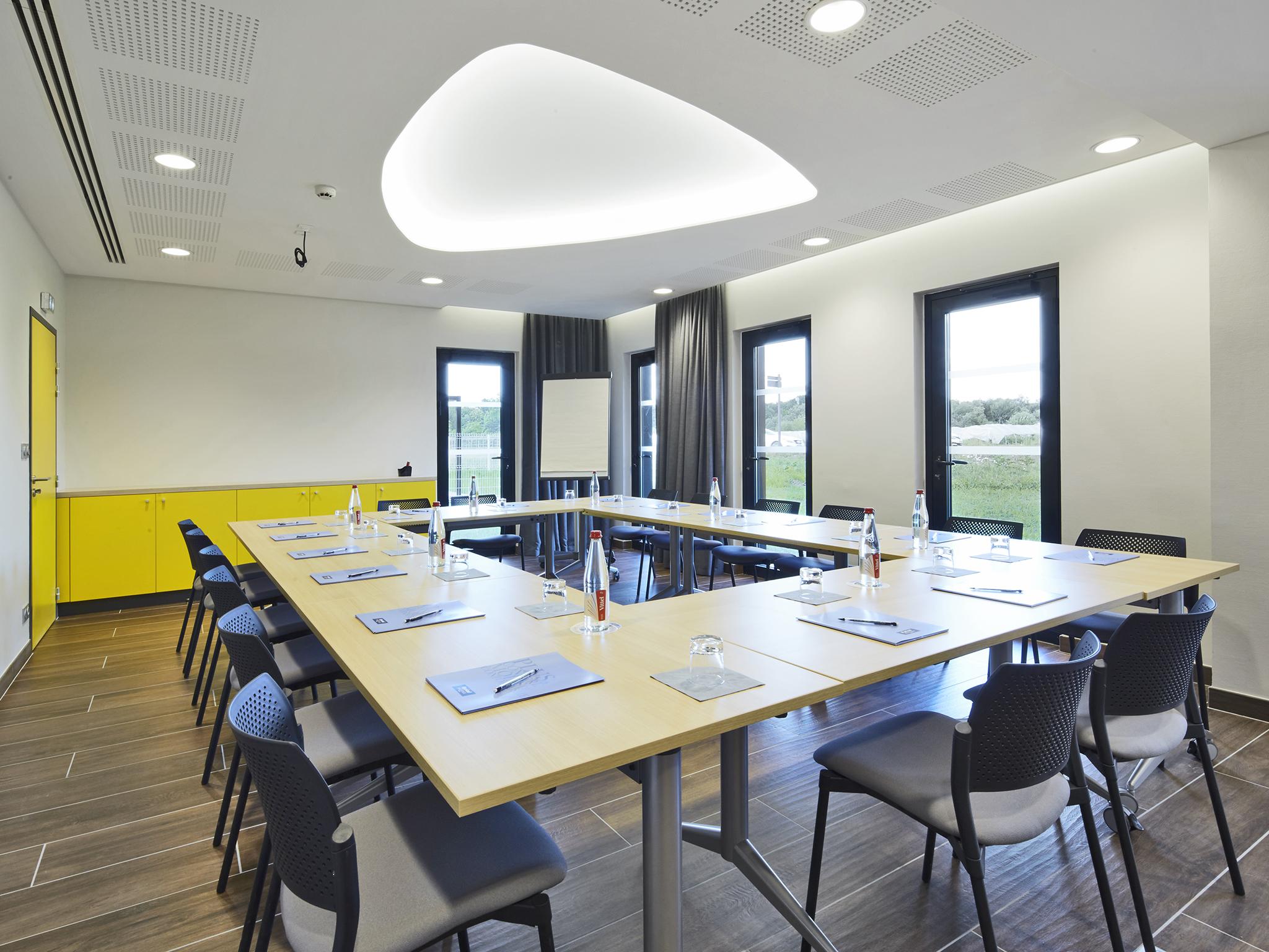 Kyriad Prestige Pau - Palais Des Sports Екстер'єр фото